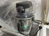 une machine posée sur un comptoir