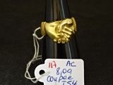 une bouteille de vin à laquelle est accrochée une étiquette