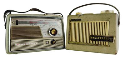 deux radios à l'ancienne posées l'une à côté de l'autre sur une surface blanche