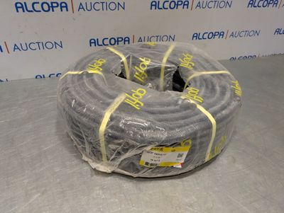 un rouleau de tuyau gris emballé dans du plastique, posé sur une table