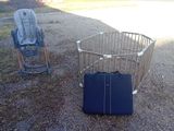 deux chaises et une valise posées par terre