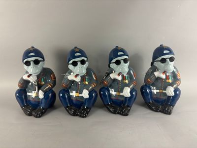 trois figurines en céramique représentant un homme portant des lunettes de soleil et un chapeau