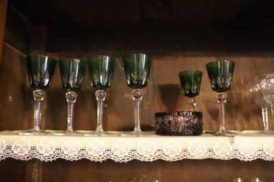 de nombreux verres à vin posés sur une étagère dans un placard