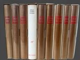 six livres sont alignés sur une étagère