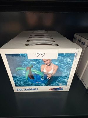 une boîte sur laquelle figure la photo d'une femme en bikini
