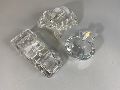 Lot de trois sujets en verre moulé figurant : une tortue (lo…