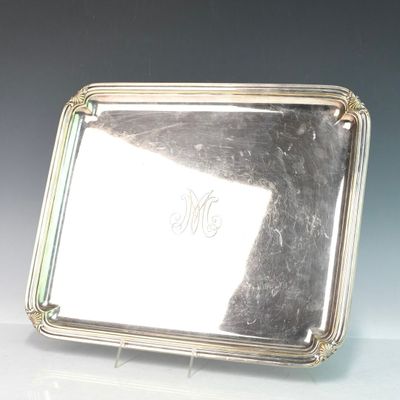 BOIN-TABURET Plateau rectangulaire en métal argenté chiffré …