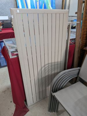 une chaise placée à côté d'un radiateur dans une pièce