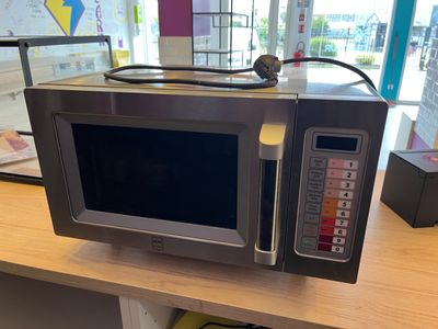 un micro-ondes posé sur une table dans un magasin