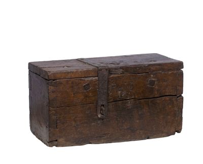 un vieux coffre en bois surmonté de deux tiroirs