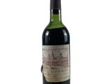 une bouteille de vin posée sur une table