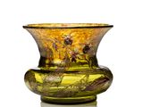 un vase en verre posé sur une surface blanche