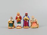 trois figurines représentant trois rois mages et une femme sage