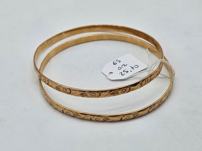 deux bracelets rigides en or munis d'une étiquette