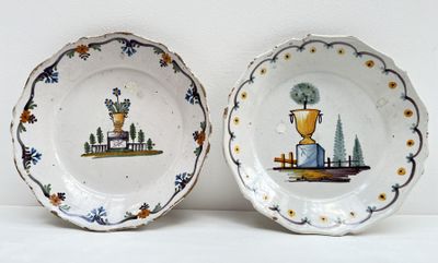 deux assiettes avec l'image d'une église et d'un arbre