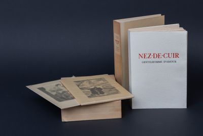 trois livres superposés sur une table