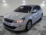 la petite voiture blanche est garée dans une grande pièce