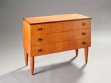 une image représentant une commode en bois sur fond gris