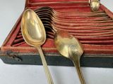 a lot of spoons and spoon spoons sitting in a case
