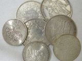 un lot de pièces de monnaie posées sur une table