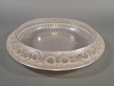 une assiette en verre transparent ornée d'un motif floral