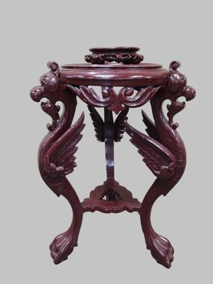 ASIE, XXe. Sellette tripode en bois mouluré et sculpté à déc… - Photo 1