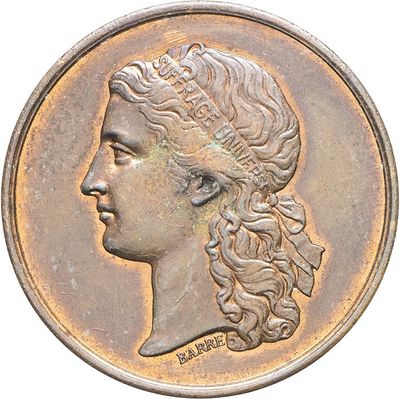 gros plan d'une pièce de monnaie sur laquelle figure un visage de femme