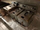 deux friteuses posées sur une feuille de papier d'aluminium