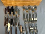 beaucoup d'argenterie sur une table avec une boîte rouge