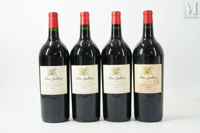 trois bouteilles de vin rouge sont alignées sur une surface blanche