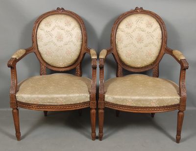 paire de fauteuils français en noyer sculpté, de style Louis XVI