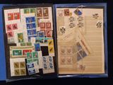de nombreux timbres sur un dossier à fond bleu