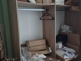 un placard sur lequel sont posés de nombreux cartons et vêtements