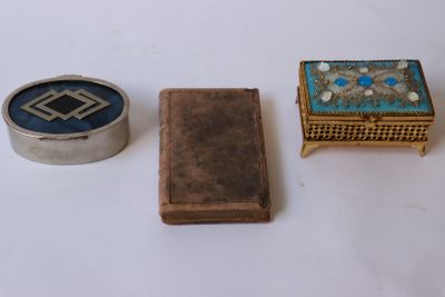 une petite boîte et une autre petite boîte posées l'une à côté de l'autre