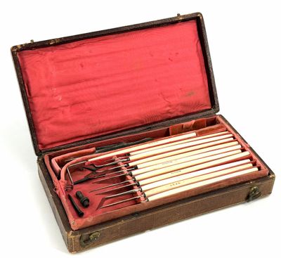 une vieille valise contenant tout un tas de flèches