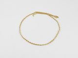 un bracelet en chaîne d'or à chaîne unique sur fond blanc