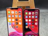 Deux iPhones sont posés sur un support en bois, sur une table.