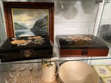 une vitrine en verre sur laquelle sont posés un tableau et un bol