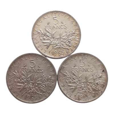 Trois dollars canadiens en argent sont représentés sur un fond blanc