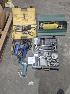 une caisse à outils posée par terre à côté d'une palette