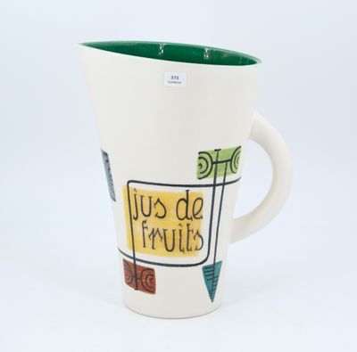 une tasse à café avec une anse verte