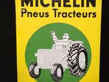 panneau jaune et vert représentant un tracteur sur fond noir