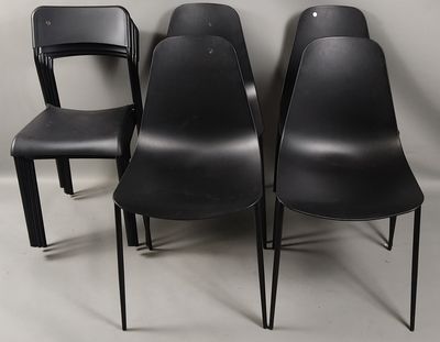 trois chaises noires placées les unes à côté des autres dans une pièce