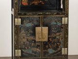 un meuble noir orné d'un tableau, dans une pièce