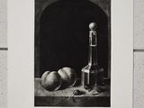 photographie en noir et blanc d'une nature morte représentant une bouteille de vin et des pêches