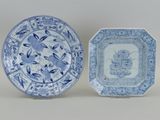 une paire d'assiettes bleues et blanches ornées d'oiseaux et de fleurs