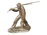 figurine en bronze représentant un homme tenant une batte de baseball, sur fond blanc