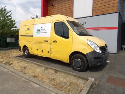 une camionnette jaune garée devant un immeuble