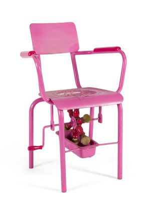 une chaise rose dans laquelle se trouve un jouet