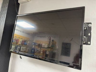 un téléviseur à écran plat accroché au mur d'une pièce